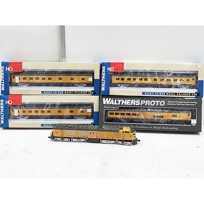Athearn RC Model Train & 4 Walthers Model Train Sleeper Cars