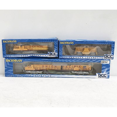 Three Bachmann DCC Locomotive and Carriages RRP Over $300
