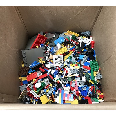 Medium Box of Assorted Lego Pieces