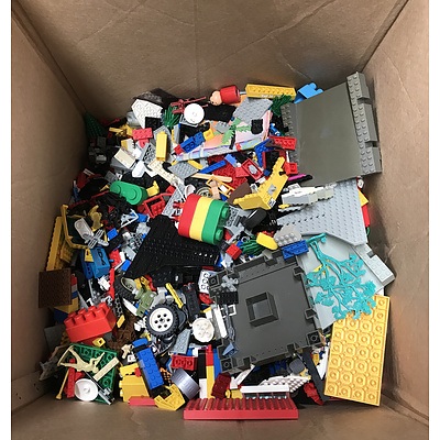 Medium Box of Assorted Lego Pieces