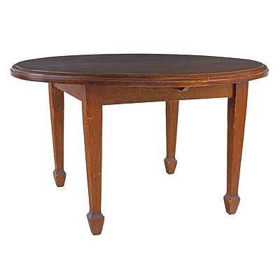 Australian Federation Tasmanian Oak Dining Table with Tapered Legs and Spade Feet, Early 20th Century