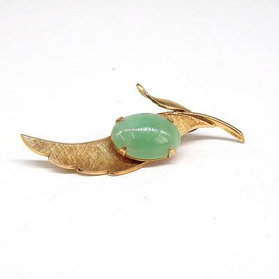 14ct Yellow Gold Leaf Style Brooch with Oval Pale Green Jade Cabochon