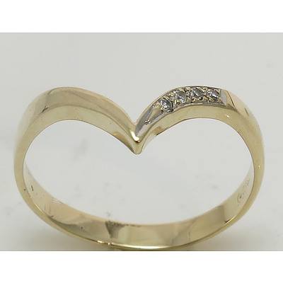 9Ct Gold Diamond-Set Vee Ring