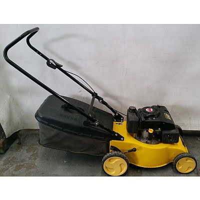 Sanli LCS400 4-Stroke Lawnmower and Catcher