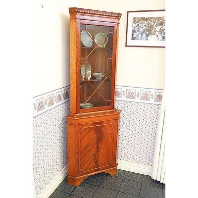 Georgian Style Flame Mahogany Corner Cabinet with Dentil Moulded Cornice and Astragal Glazing, Third Quarter 20th Century