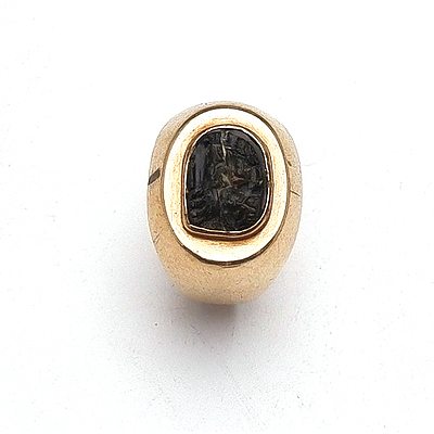 14ct Yellow Gold Gents Signet Ring With Carved Gemstone