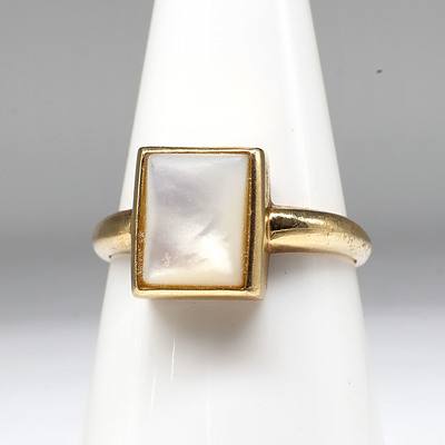 14ct Yellow Gold Ring with Mother of Pearl