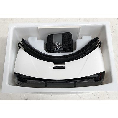 Samsung (SM-R322) Gear VR White Virtual Reality Headset