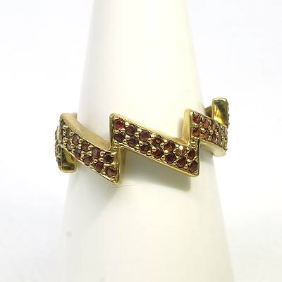 9ct Yellow Gold Ring in a Zigzag Pattern Set in Garnet