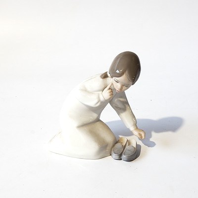 Lladro Kneeling Girl with Slippers Porcelain Figure