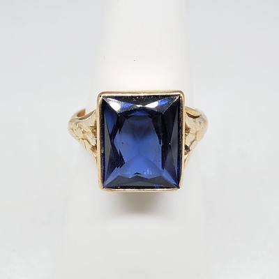 14ct Yellow Gold Ring With Baguette Cut Synthetic Blue Corundum