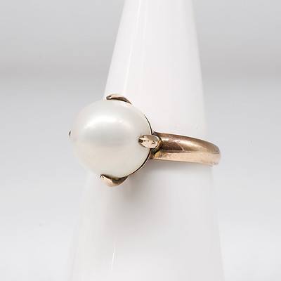 14ct Yellow Gold Ring with a Good Lustre South Sea Pearl