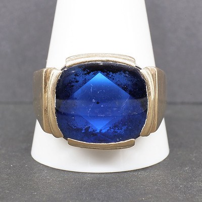 9ct Yellow Gold Gents Ring with Blue Buff Top Paste