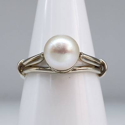 18ct White Gold Cultured Pearl Ring