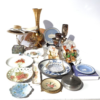 Quantity of 25 Items Including Wedgwood Jasper Ware Parliament House Plate, Boxed Wedgwood Zodiac Plate, Four Hand Painted China Plates and More