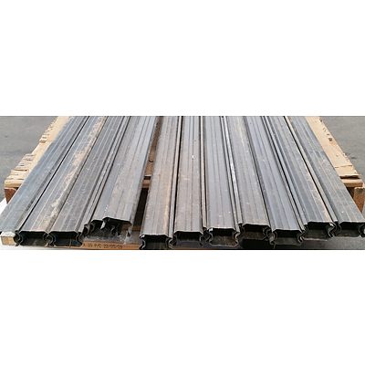 22 x Colorbond 2700mm Steel Fencing Posts and 70 Fencing Panels