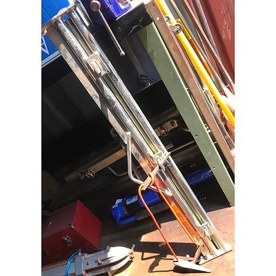 Lot 13 - Picket Fence Driver & Extractor