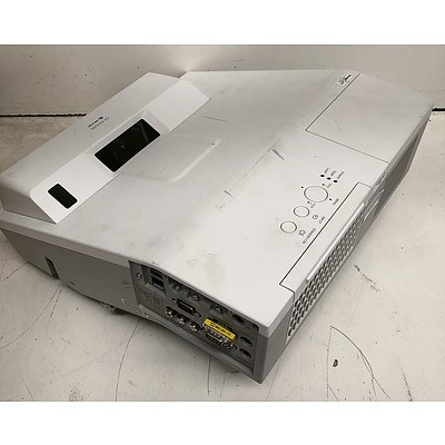 Hitachi (CP-AX3505) XGA 3LCD Projector