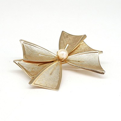 Rolled Gold Bow Brooch with Cultured Pearl