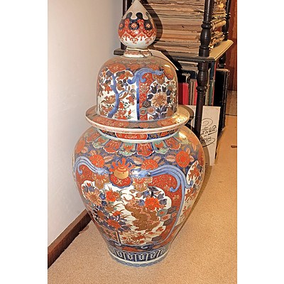 Large Antique Japanese Imari Urn Meiji Period (1868-1912) with Staple Repairs To Cover