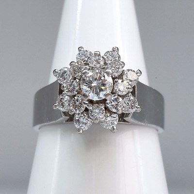 18ct White Gold and Round Brillant Cut Diamonds Cluster Ring, with Centre 0.25ct Diamond (G SI)