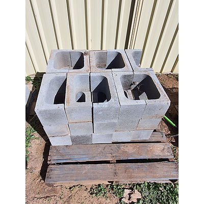 Lot 206 - Assorted Concrete Blocks - 2 Pallets