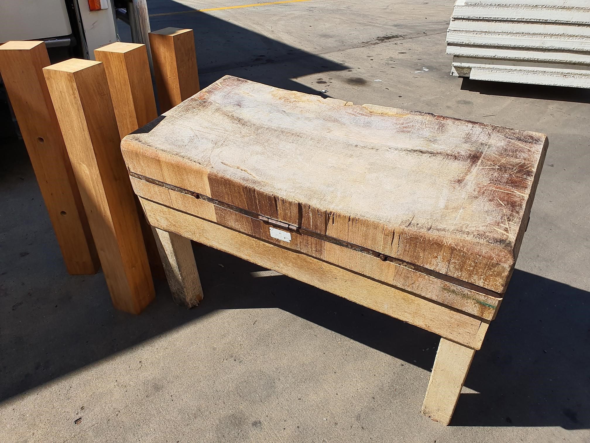 Butchers Chopping Block with 4x Lot 1103357 ALLBIDS