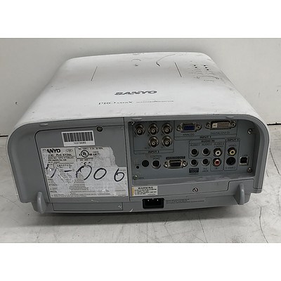 Sanyo (PLC-XT35L) XGA 3LCD Projector