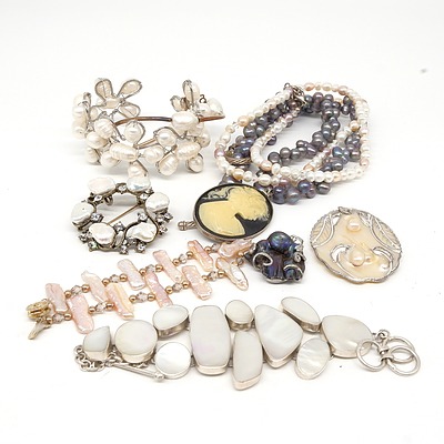 Group of Freshwater Pearl, Mother of Pearl and Shell Jewellery 