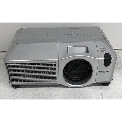 Hitachi (CP-X615) XGA 3LCD Projector