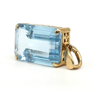 14ct Yellow Gold Pendant with Emerald Cut Good Blue Topaz