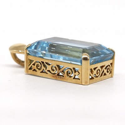 14ct Yellow Gold Pendant with Emerald Cut Good Blue Topaz