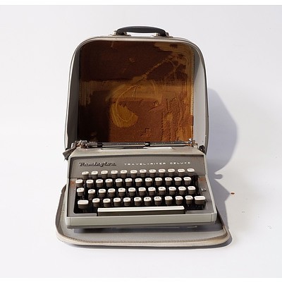 Remington Travel- Riter Delux Portable Typewriter and Case