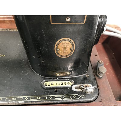 Vintage Singer Sowing Machine In Case