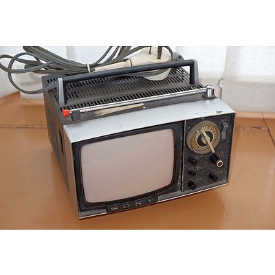 Retro Sony Transistor Micro-TV 5-303E