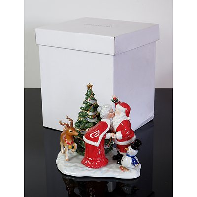 Royal Doulton Holiday Traditions Collection 'Christmas Kiss' Centrepiece