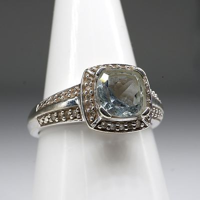 9ct White Gold Aquamarine and Diamond Ring, 4g