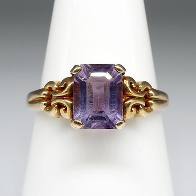 9ct Yellow Gold Ring with Pale Emerald Cut Amethyst, 2.4g