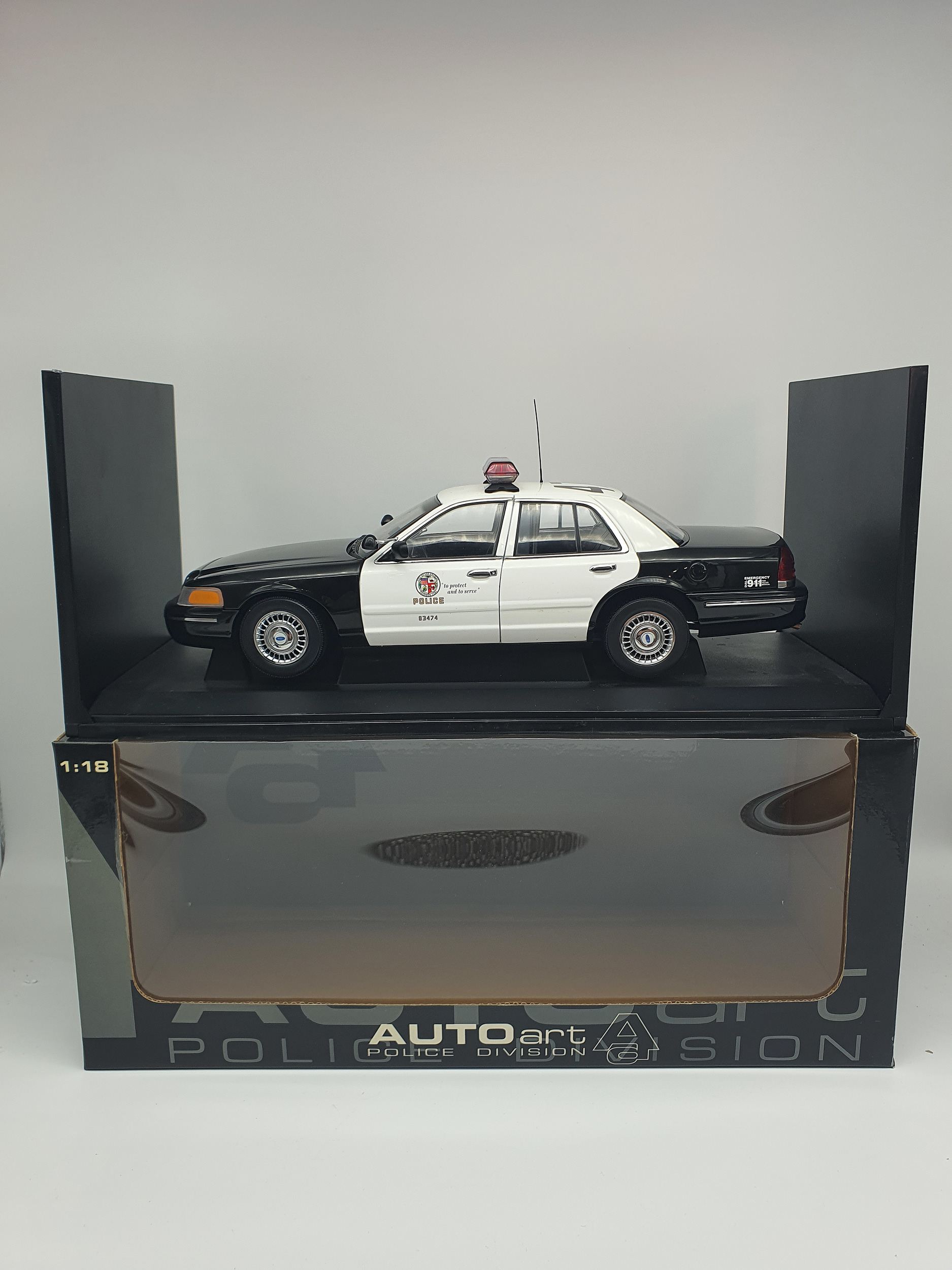 AutoArt Police Division Ford Crown - Lot 1145132 | ALLBIDS