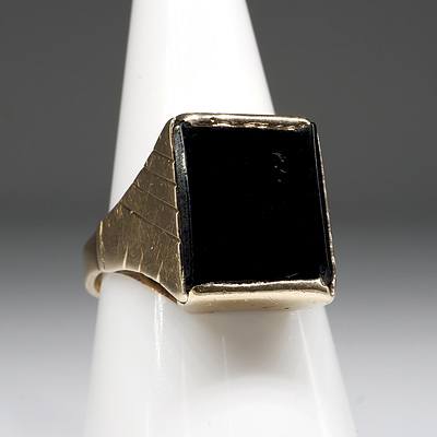 Gents 9ct Yellow Gold Onyx Ring, 5.2g