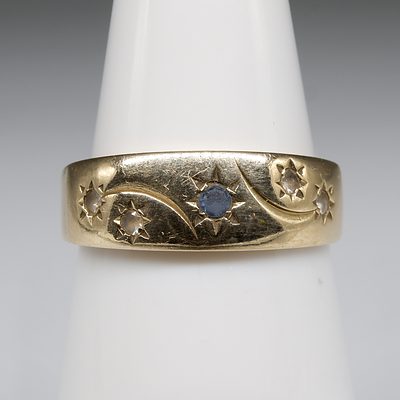 9ct Yellow Gold Ring with Engraved Top and Paste Stones 2.2g