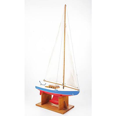 Large Goldfinger Davenport Pond Yacht with Stand