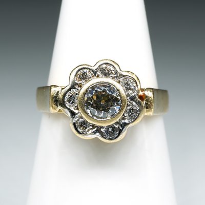 18ct Yellow Gold Diamond Daisy Ring, 5.2g