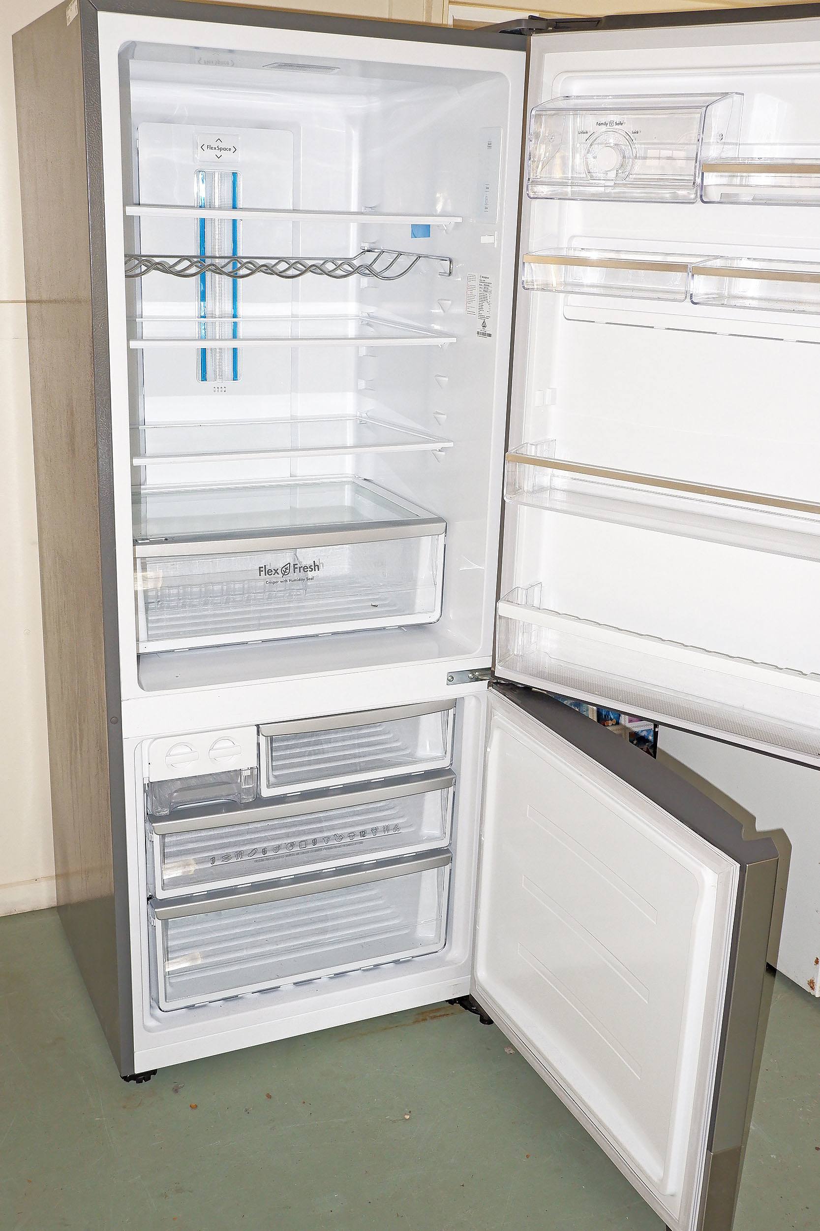 Westinghouse WBE4500SA Fridge Freezer Lot 1140601 ALLBIDS