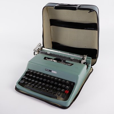 Olivetti Lettera 32 Portable Typewriter in Blue Travel Case