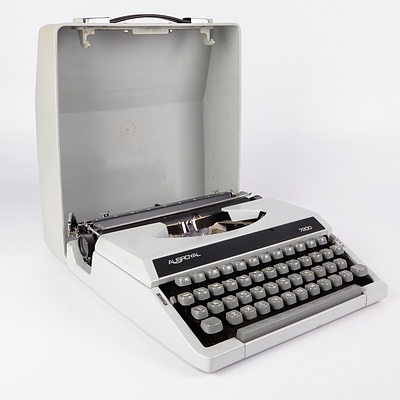 Ausroyal 7200 Portable Typewriter in Beige Case