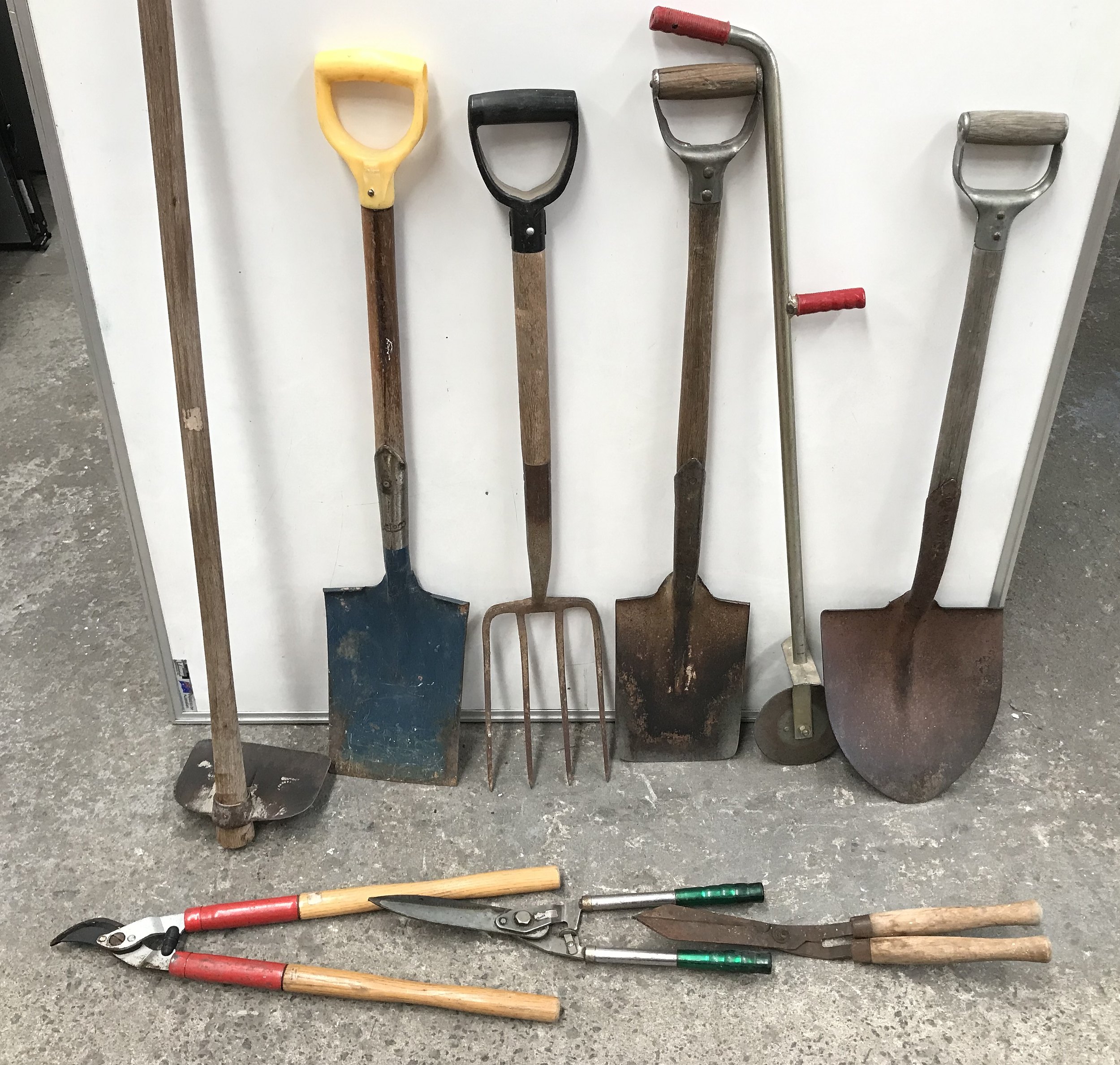 Assorted Lot Of Garden Tools - Lot 1152102 | ALLBIDS